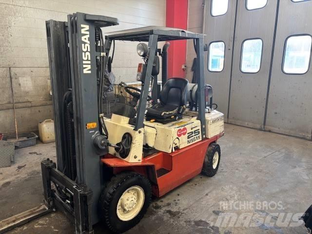 Nissan UJ02 A 25 U Газові навантажувачі