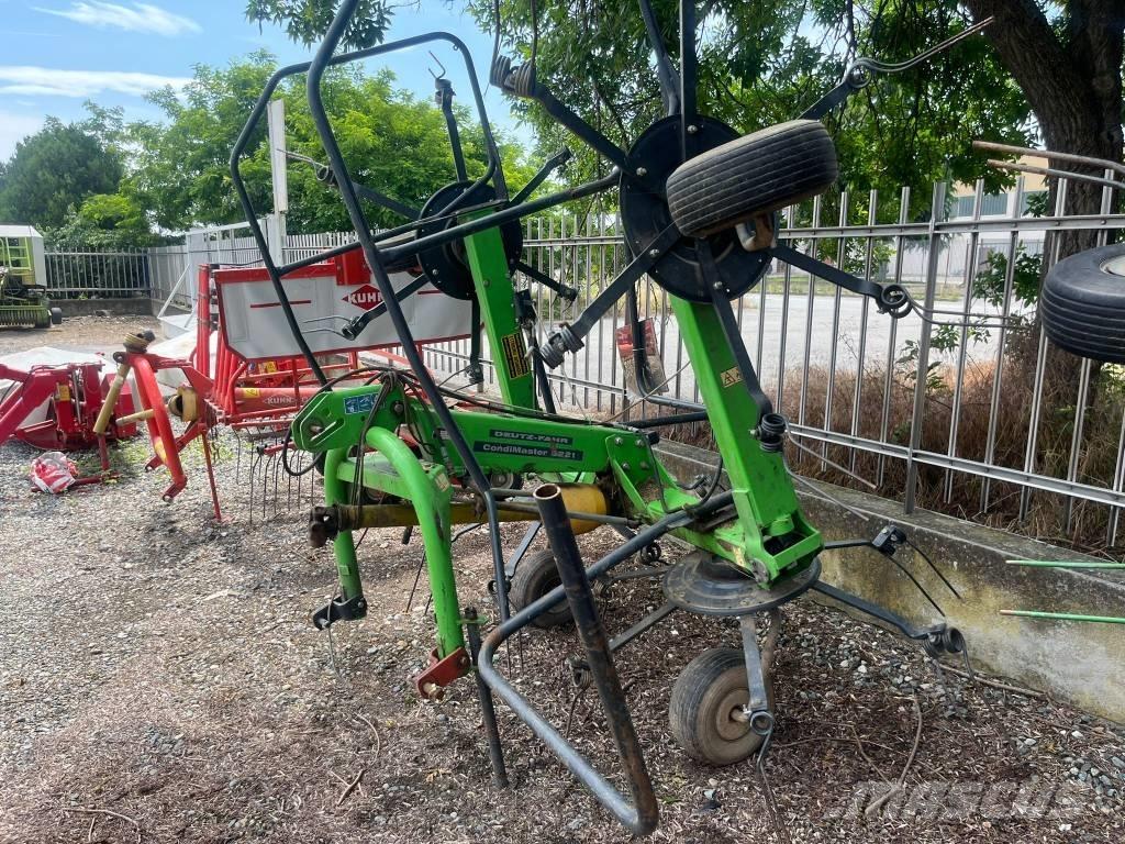 Deutz-Fahr 5221 Граблі і сінозворушувачі