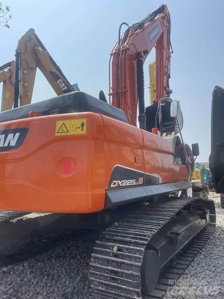 Doosan DX 225LC-9C Гусеничні екскаватори