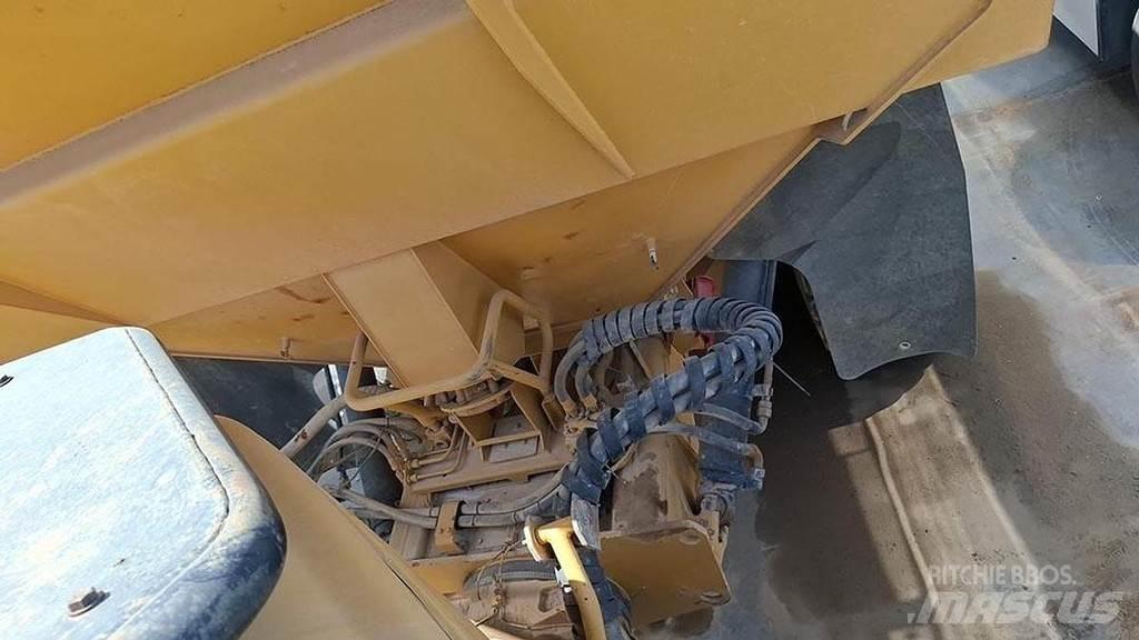 CAT 740 Вантажівки / спеціальні