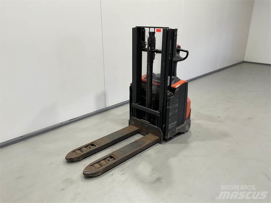 Toyota SWE200D Самохідні електроштабелери