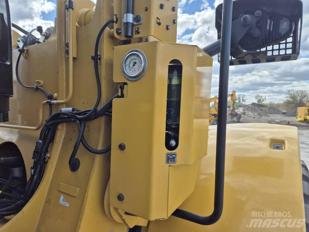 CAT 926M Фронтальні навантажувачі