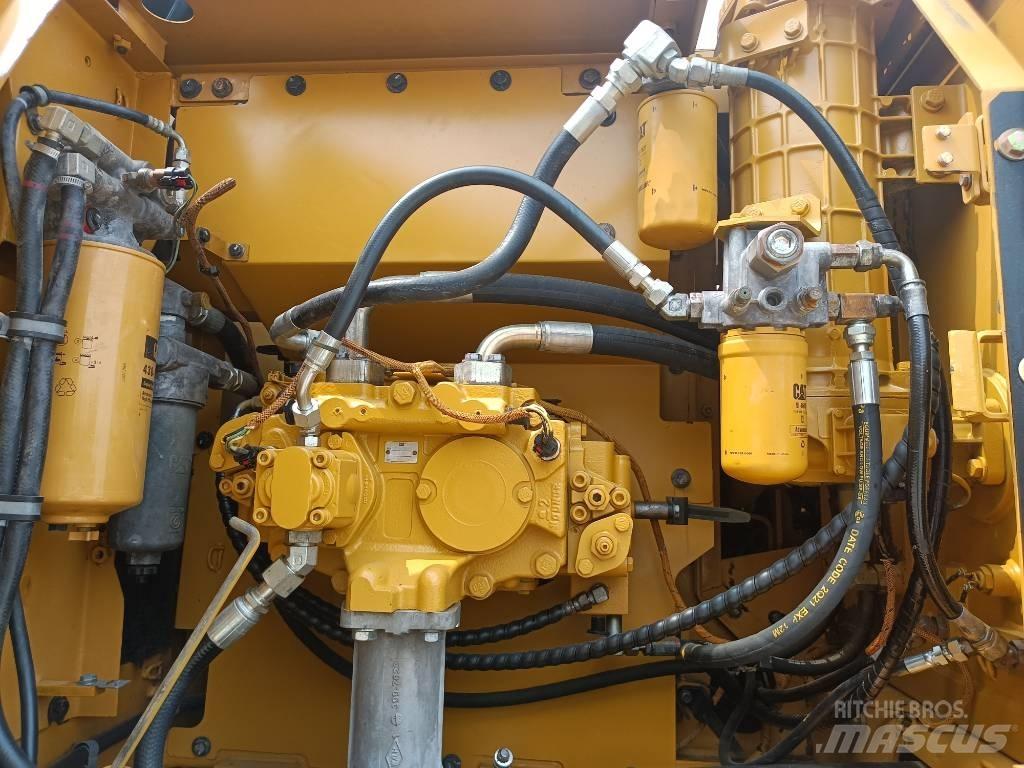 CAT 323D2L Гусеничні екскаватори