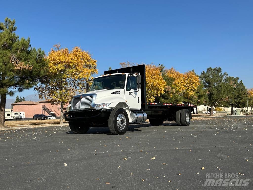 International 4300 Вантажівки-платформи/бокове розвантаження