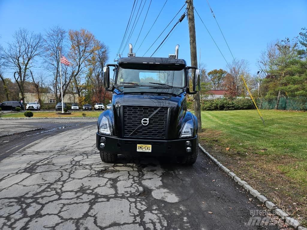 Volvo VNX 64 T300 Вантажівки-платформи/бокове розвантаження