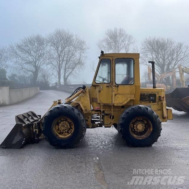 CAT 910 Фронтальні навантажувачі