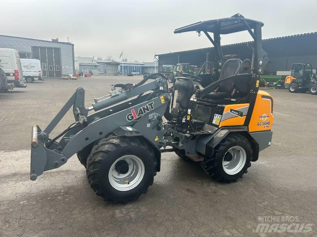 GiANT 2300 Xtra HD Багатофункціональне обладнання для вантажних і землекопальних робіт