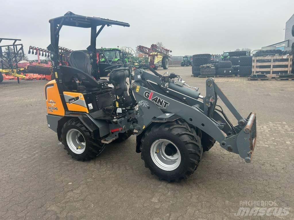 GiANT 2300 Xtra HD Багатофункціональне обладнання для вантажних і землекопальних робіт