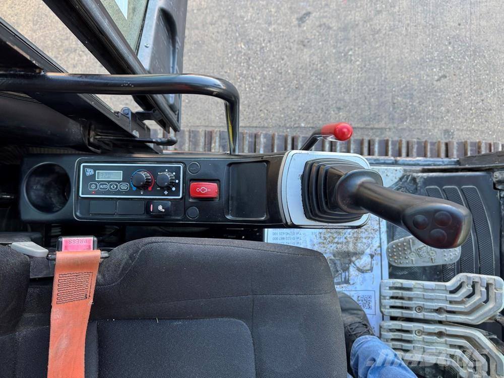 JCB JS130LC Гусеничні екскаватори