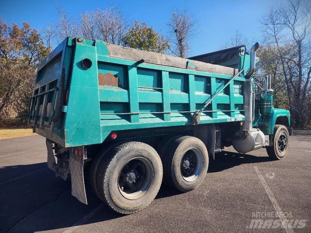 Mack 690S Самоскиди