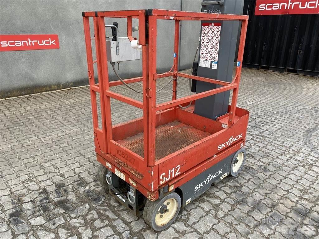 SkyJack SJ12 Вертикальні щоглові підйомники
