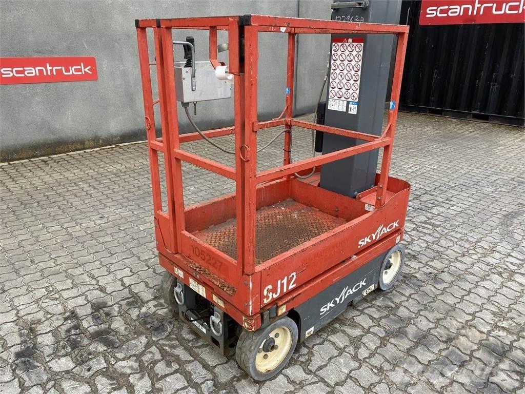SkyJack SJ12 Вертикальні щоглові підйомники