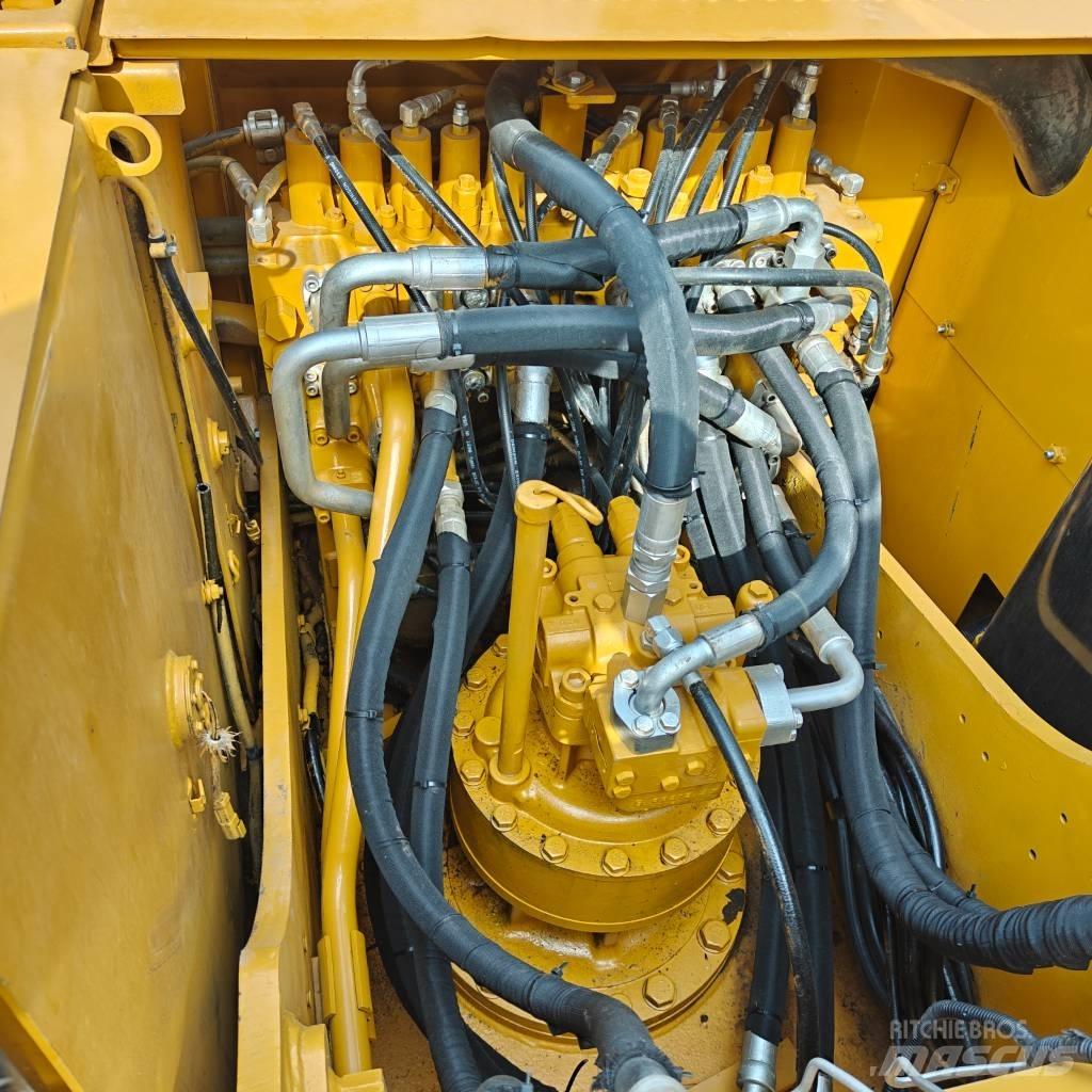CAT 323 D L Гусеничні екскаватори