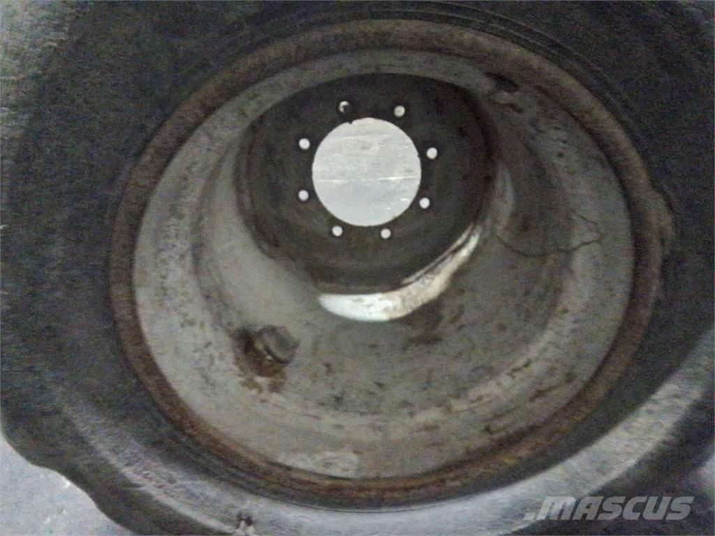 Valmet 820 24x22,5 Шини