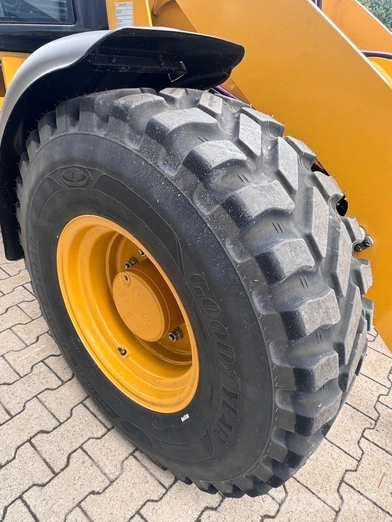 CAT 908 Фронтальні навантажувачі