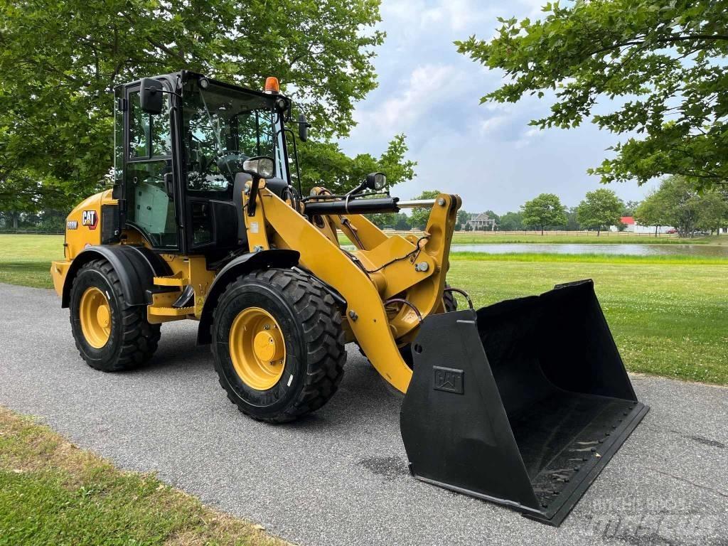 CAT 908M Фронтальні навантажувачі