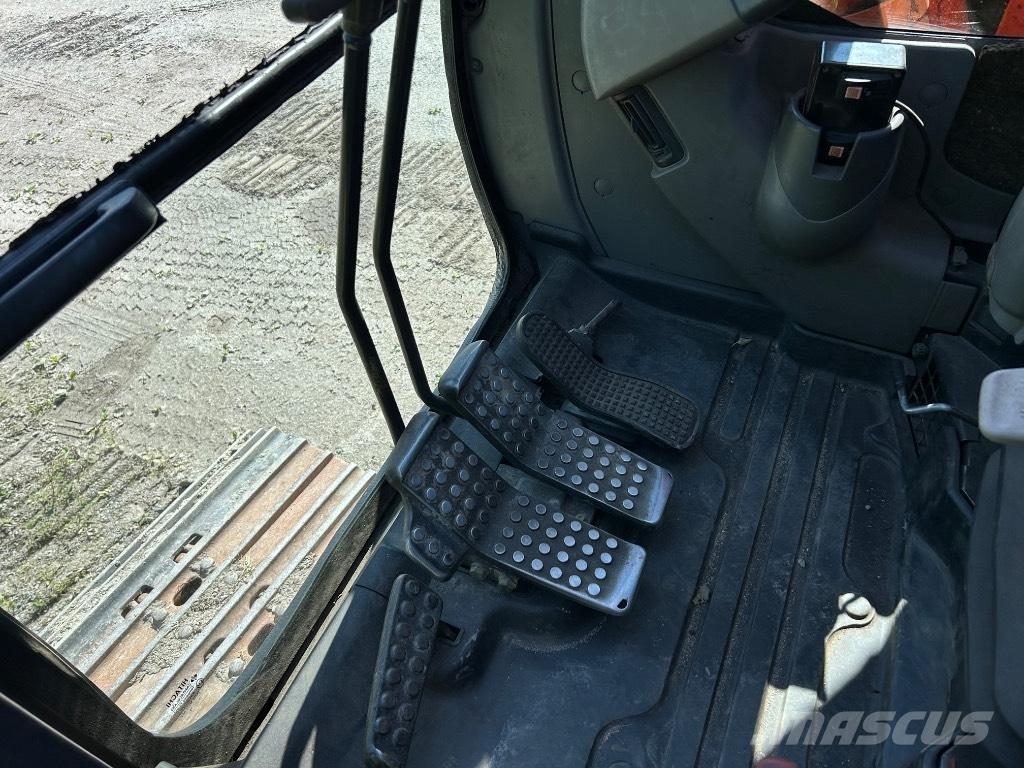 Hitachi ZX 135 US Гусеничні екскаватори