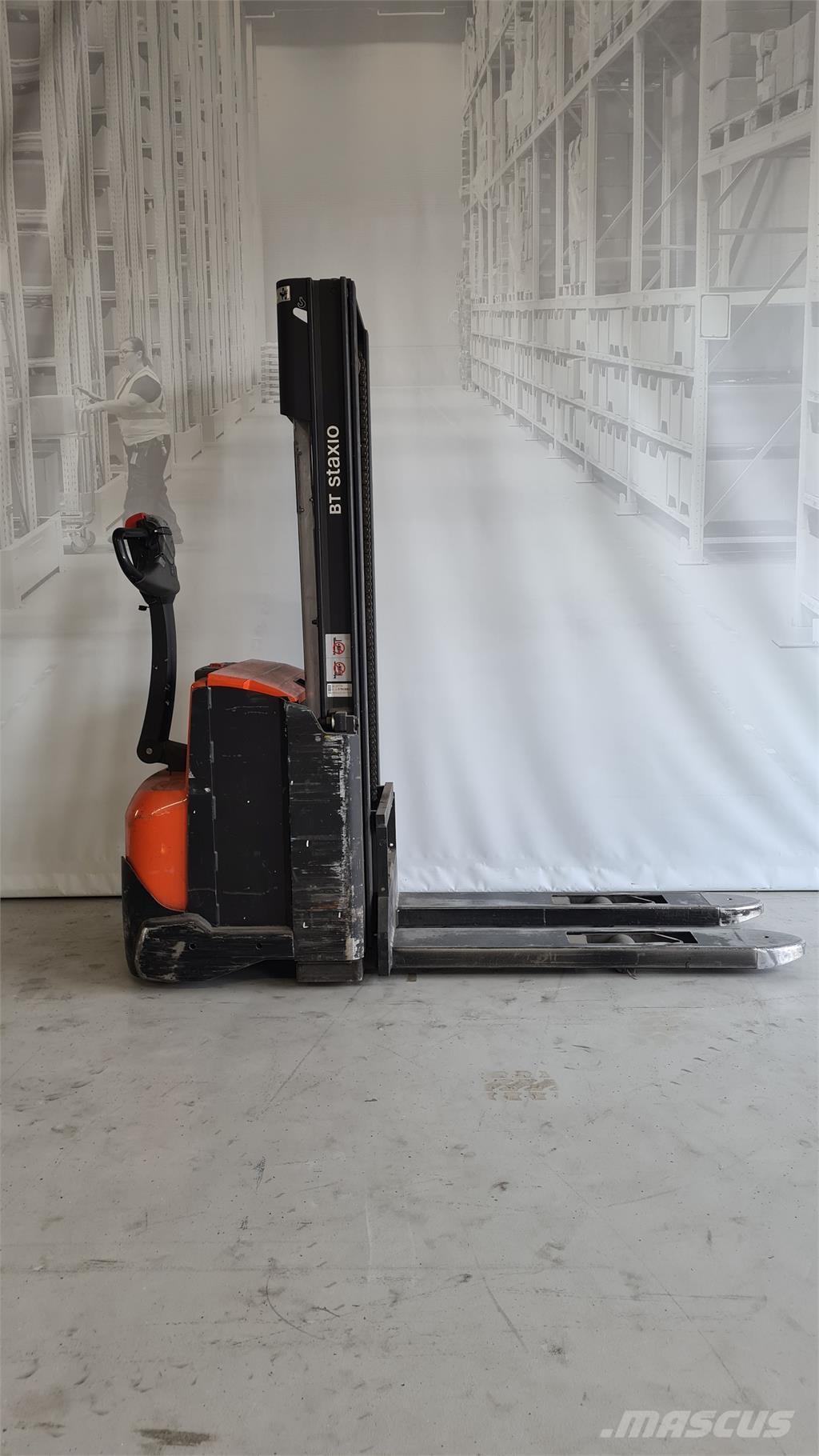 Toyota SWE120 Самохідні електроштабелери