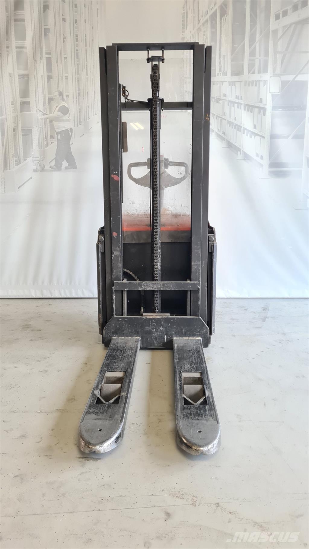 Toyota SWE120 Самохідні електроштабелери