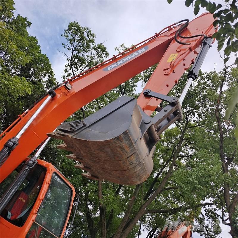 Doosan DX 225 LC Гусеничні екскаватори