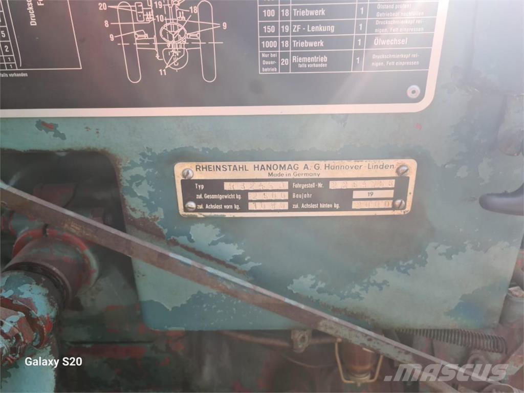 Hanomag R 324 SA Трактори