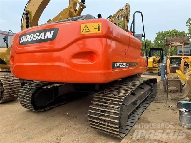 Doosan DX 225 LC Гусеничні екскаватори