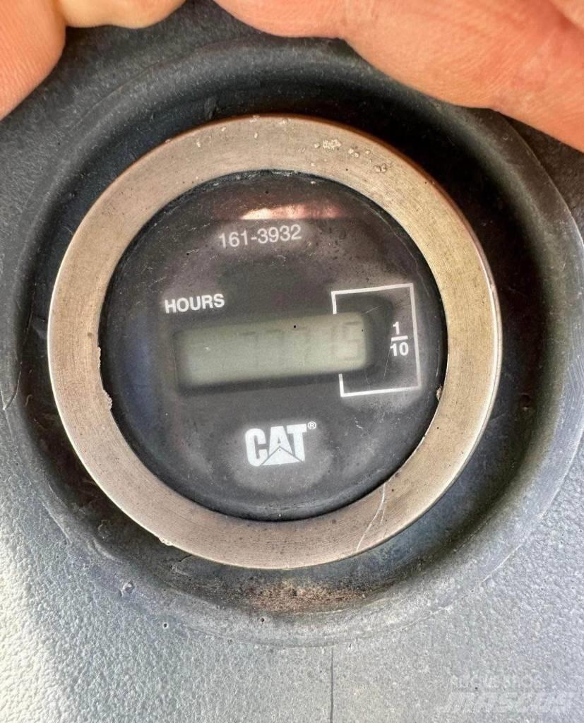 CAT 420 D Екскаватори-навантажувачі