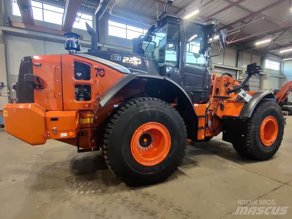 Hitachi ZW220-7 Фронтальні навантажувачі