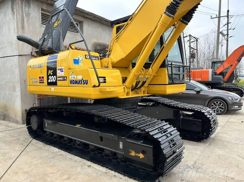 Komatsu 200 Гусеничні екскаватори