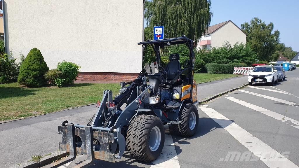 GiANT G 2500 X-Tra Фронтальні навантажувачі