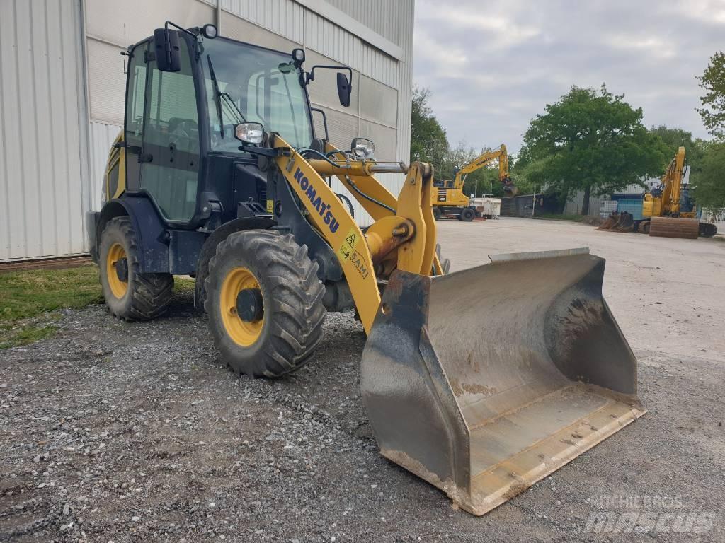 Komatsu WA70M-8 Фронтальні навантажувачі