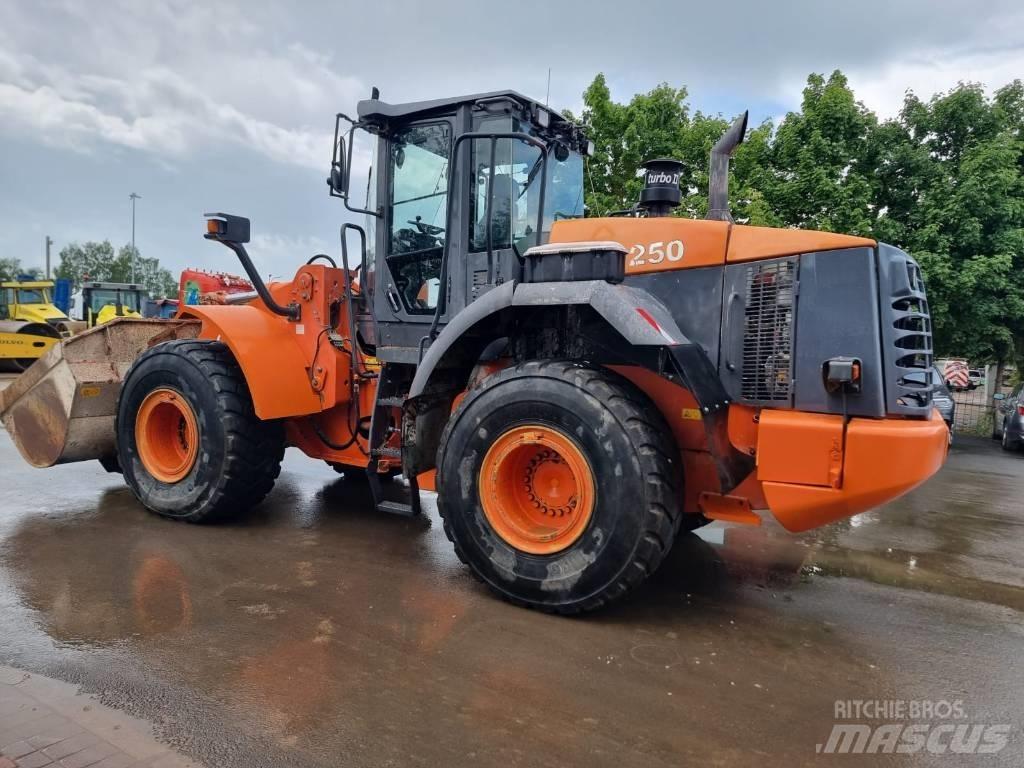 Hitachi ZW 250 Фронтальні навантажувачі