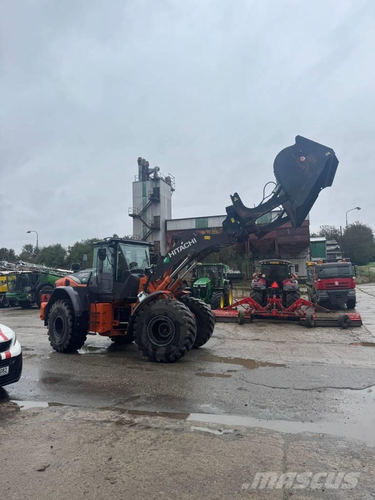 Hitachi ZW220 Фронтальні навантажувачі