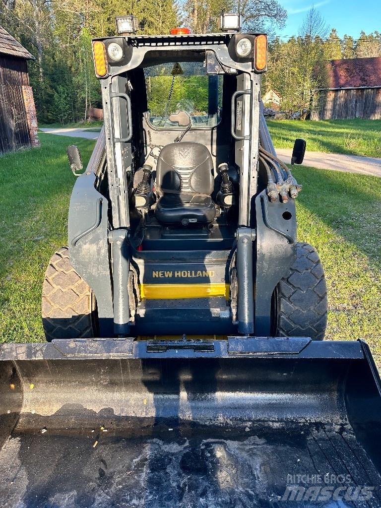 New Holland L 225 Міні-навантажувачі
