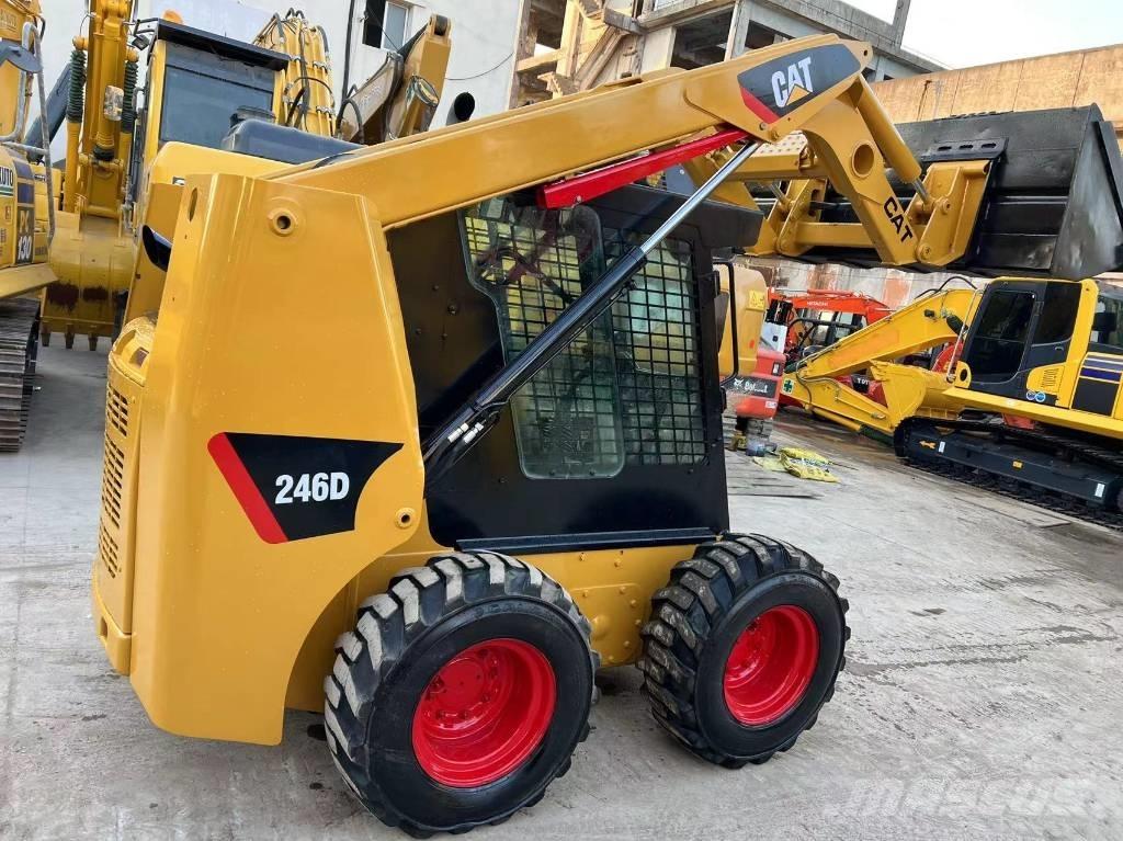 CAT 246D Міні-навантажувачі