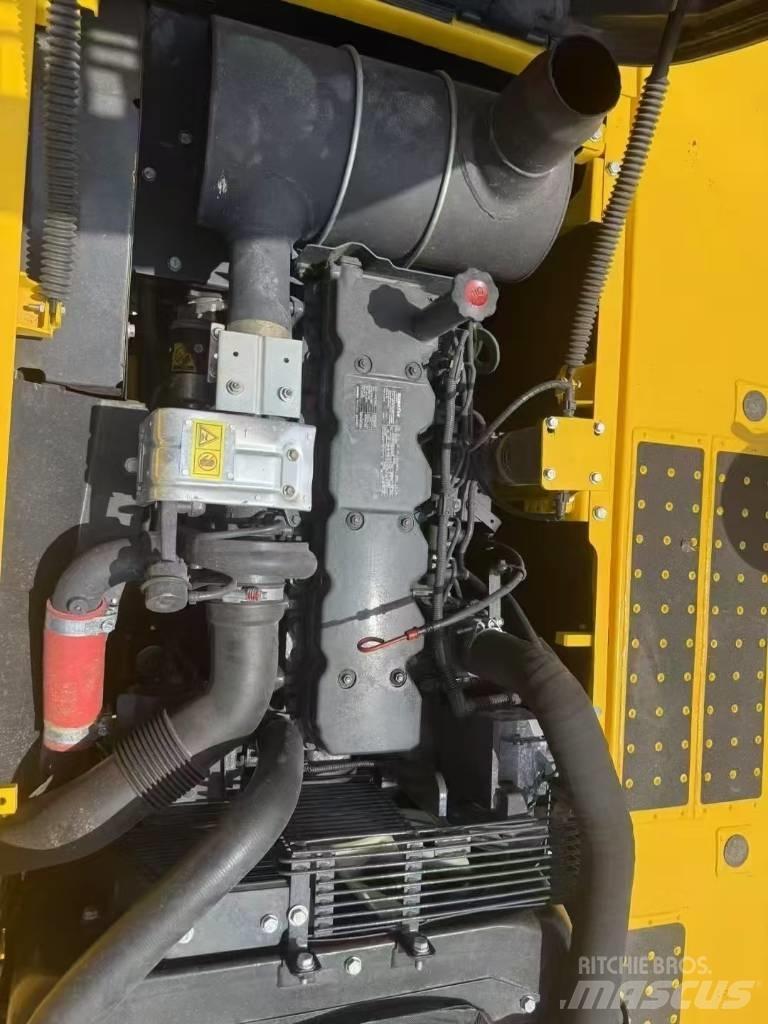 Komatsu 220LC-8 Гусеничні екскаватори