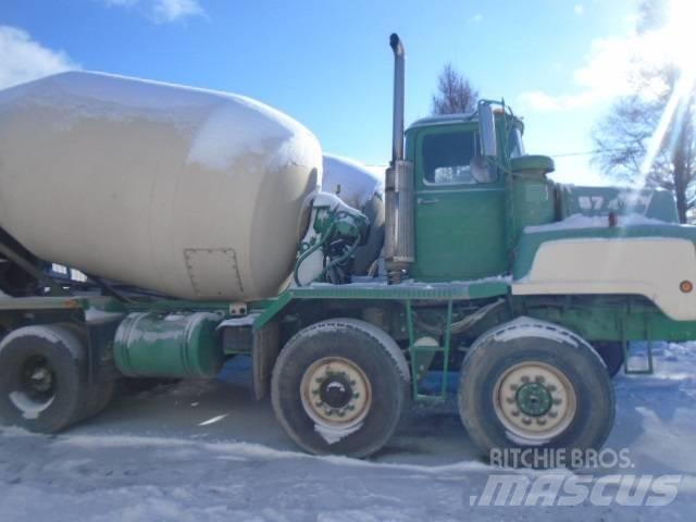 Mack 600 Вантажівки / спеціальні