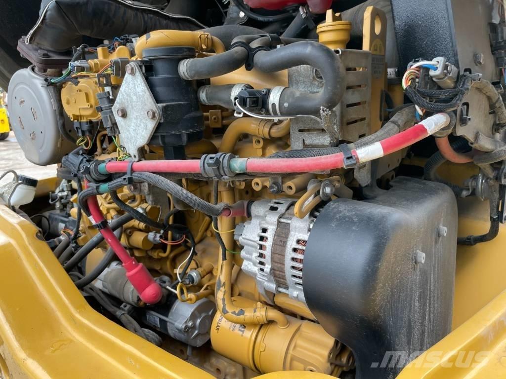 CAT 907M Фронтальні навантажувачі