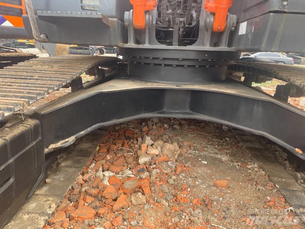 Hitachi ZX 200 Гусеничні екскаватори