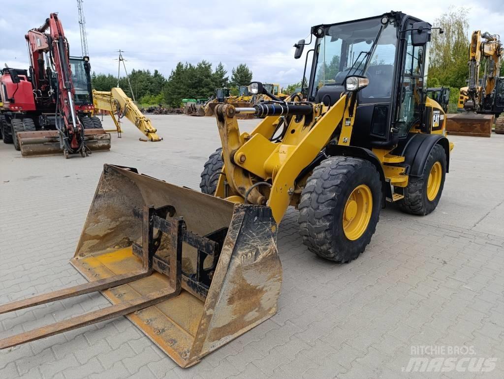 CAT 908M Фронтальні навантажувачі