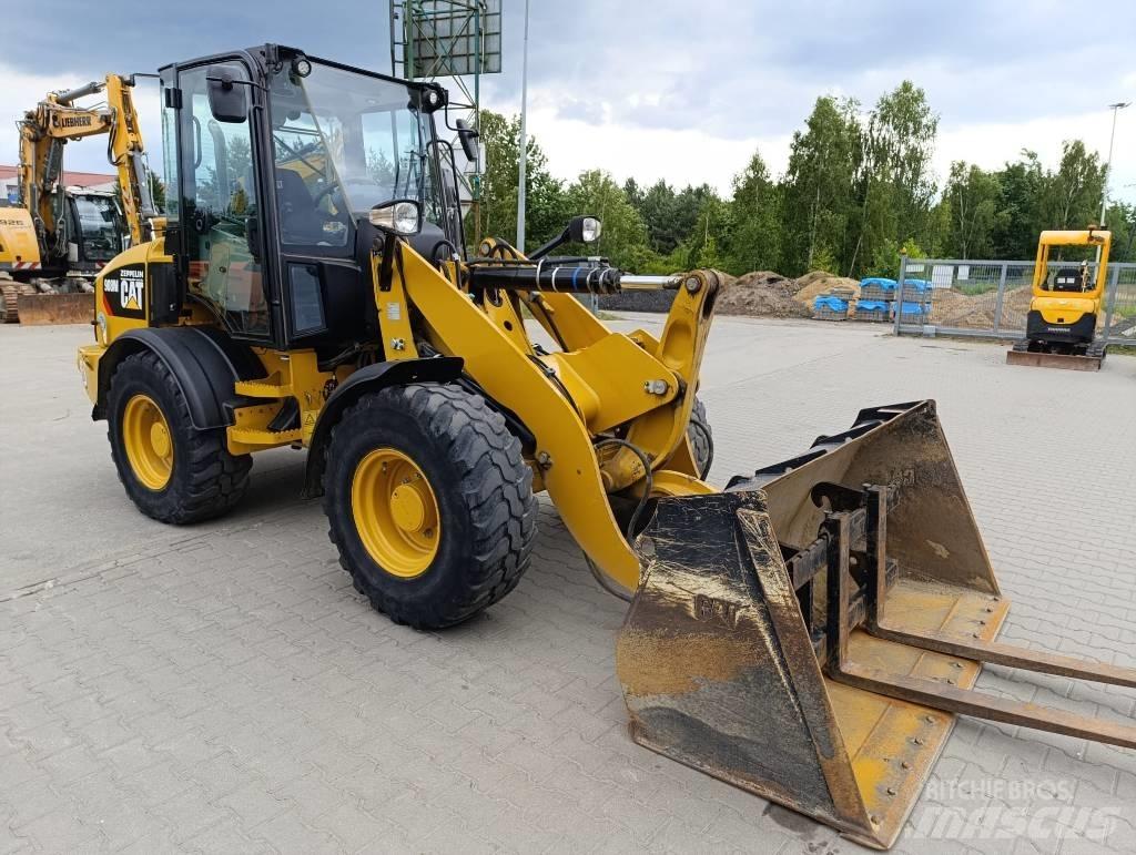 CAT 908M Фронтальні навантажувачі