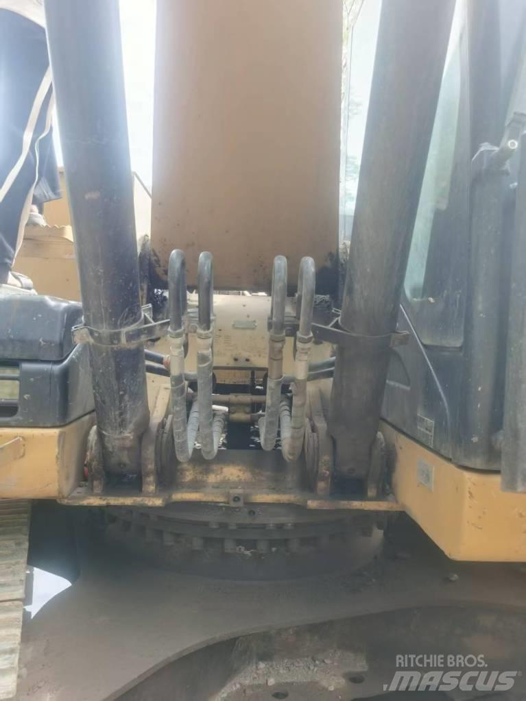 CAT 320 D2 Гусеничні екскаватори