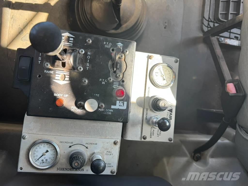 Mack GU813 Самоскиди