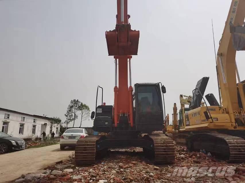 Hitachi ZX 210 Гусеничні екскаватори