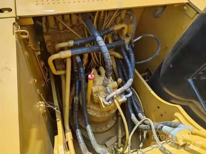 CAT CAT323D2L Гусеничні екскаватори