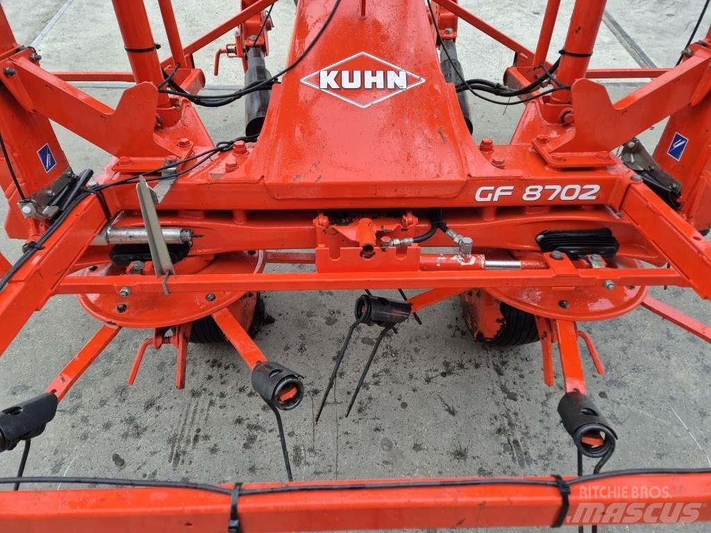 Kuhn 8702 Граблі і сінозворушувачі