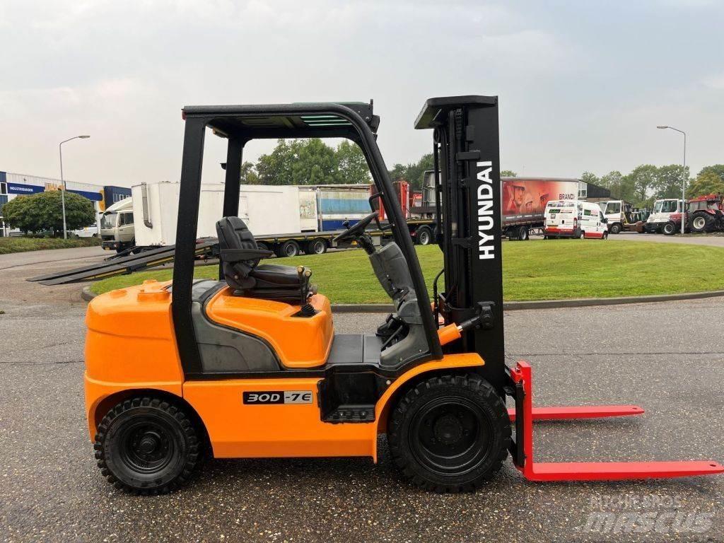 Hyundai 30D-7E Дизельні навантажувачі