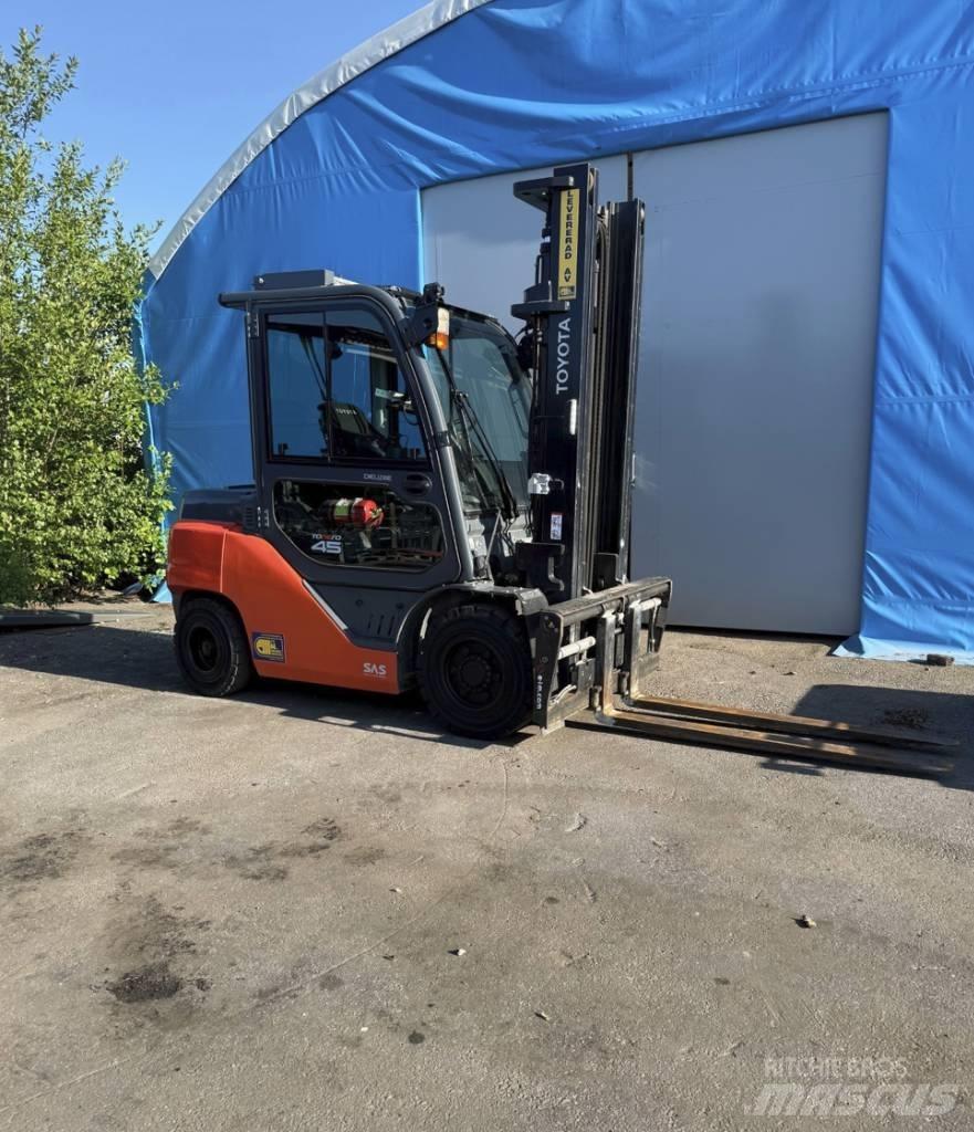 Toyota truck 8 FD40N Дизельні навантажувачі