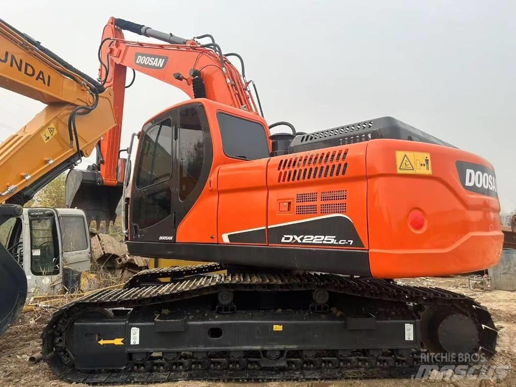Doosan DX225LC-9C Гусеничні екскаватори