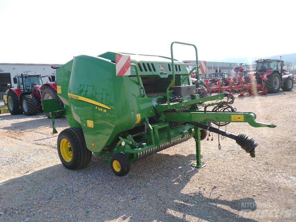 John Deere F441M Рулонні прес-підбирачі